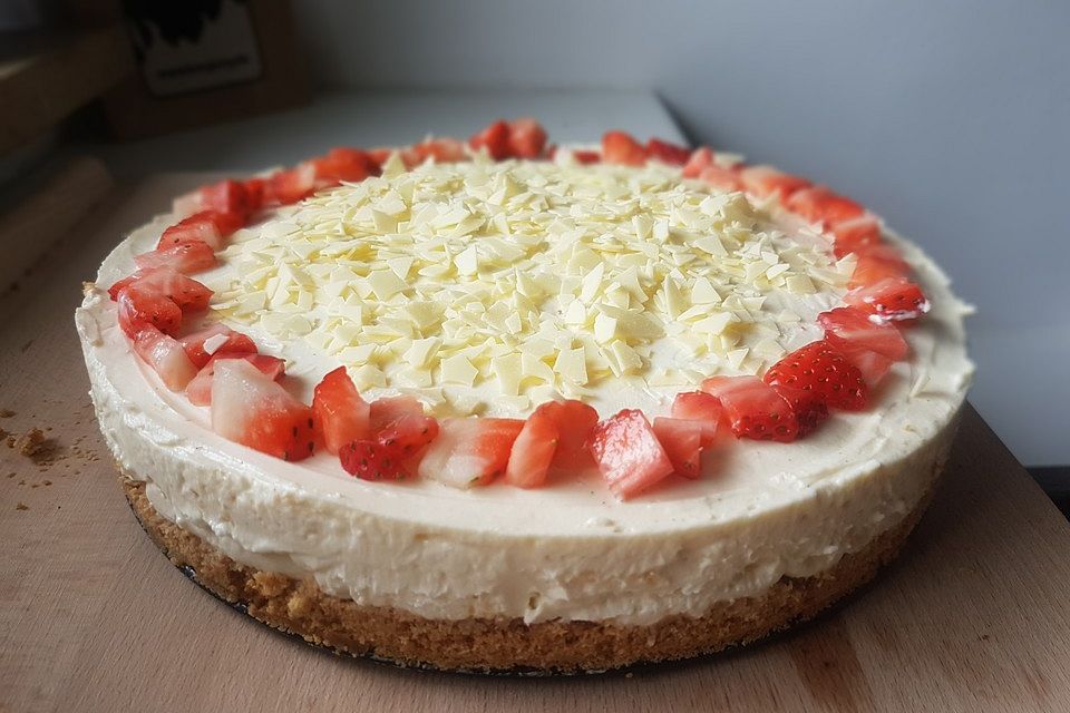 Käsekuchen mit Himbeeren und weißer Schokolade