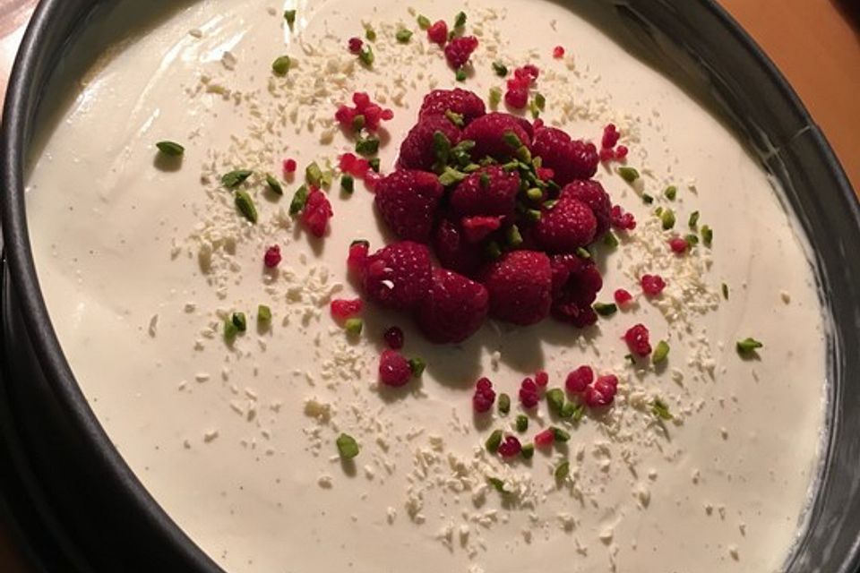 Käsekuchen mit Himbeeren und weißer Schokolade