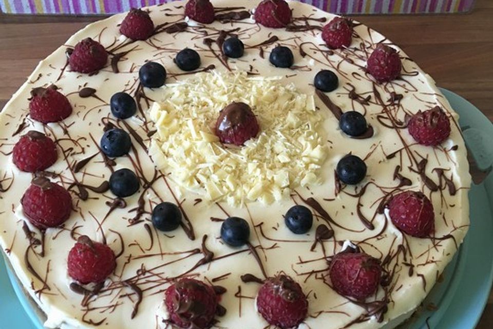 Käsekuchen mit Himbeeren und weißer Schokolade