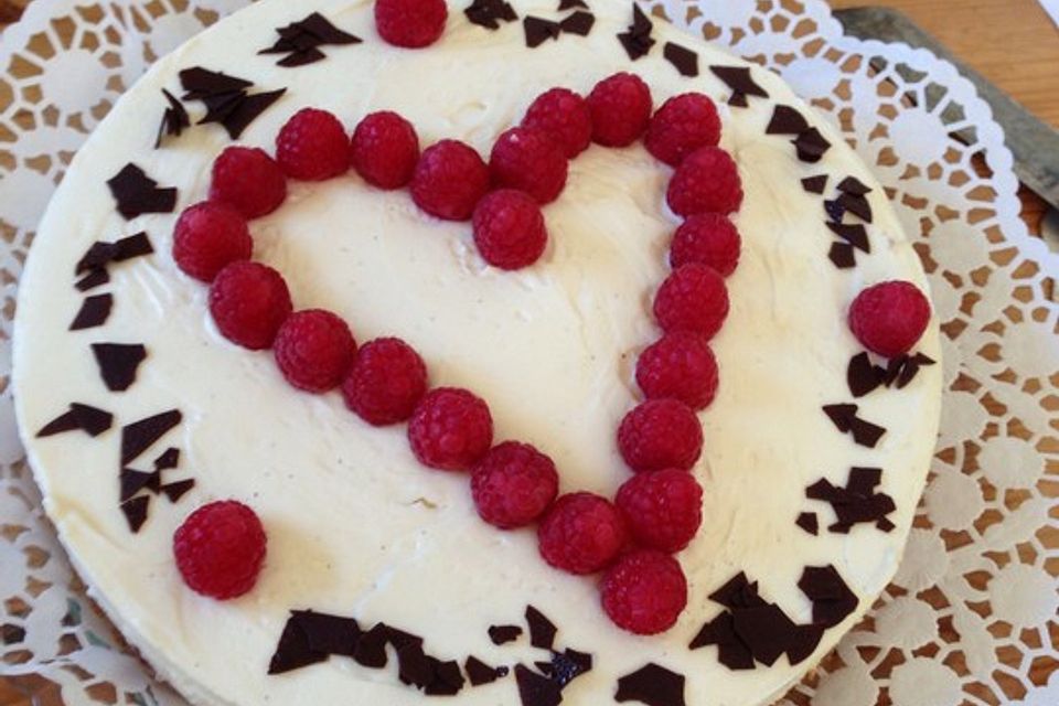 Käsekuchen mit Himbeeren und weißer Schokolade