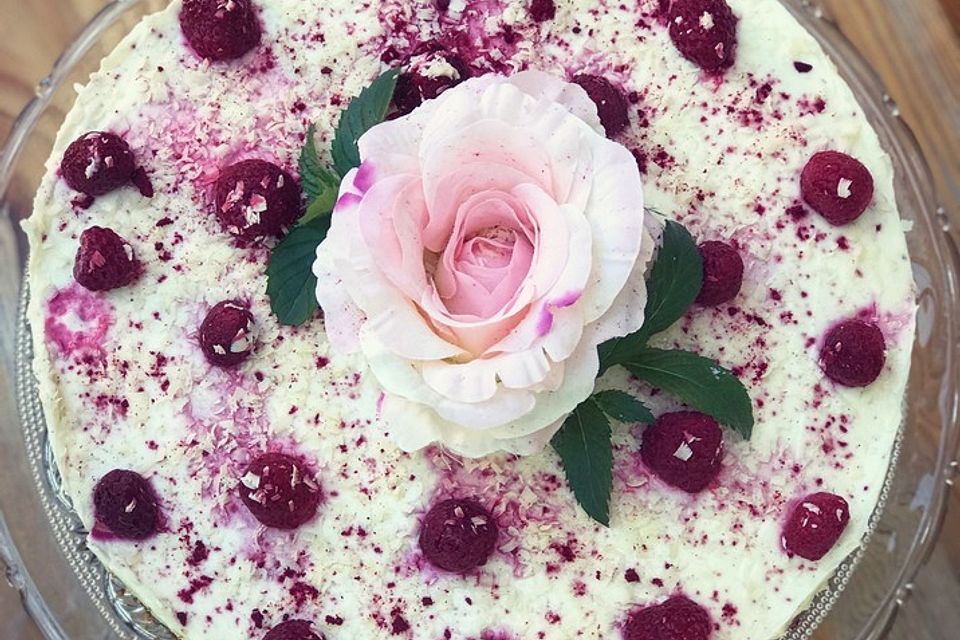 Käsekuchen mit Himbeeren und weißer Schokolade