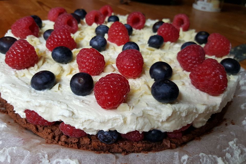 Käsekuchen mit Himbeeren und weißer Schokolade