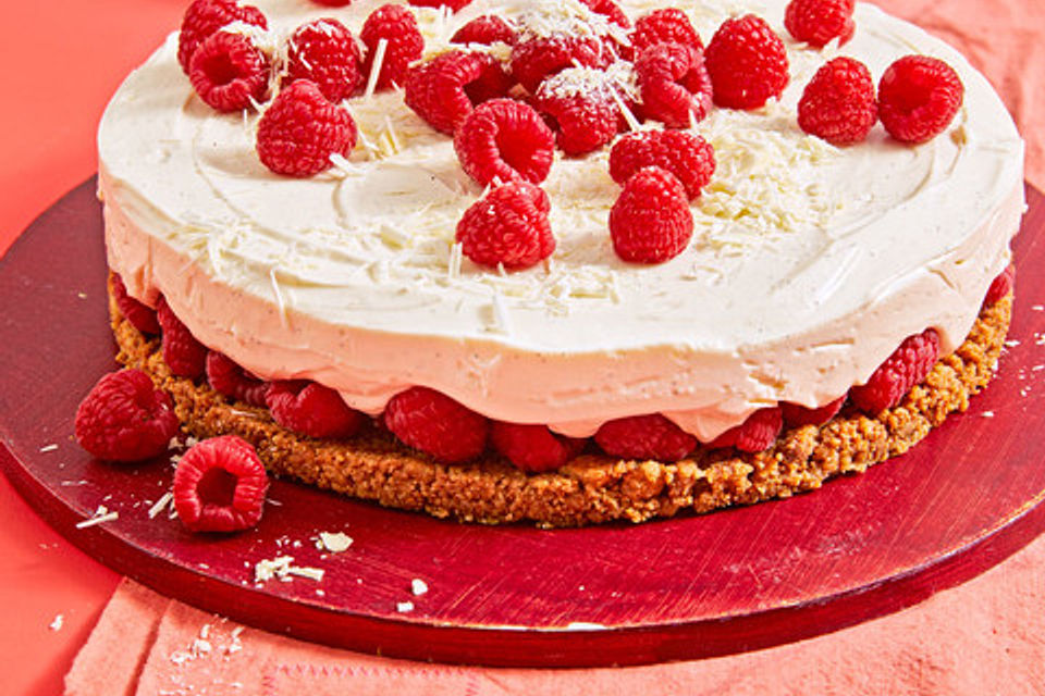 Käsekuchen mit Himbeeren und weißer Schokolade