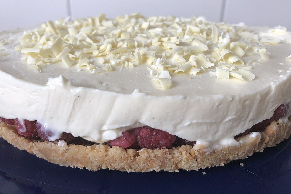 Käsekuchen mit Himbeeren und weißer Schokolade