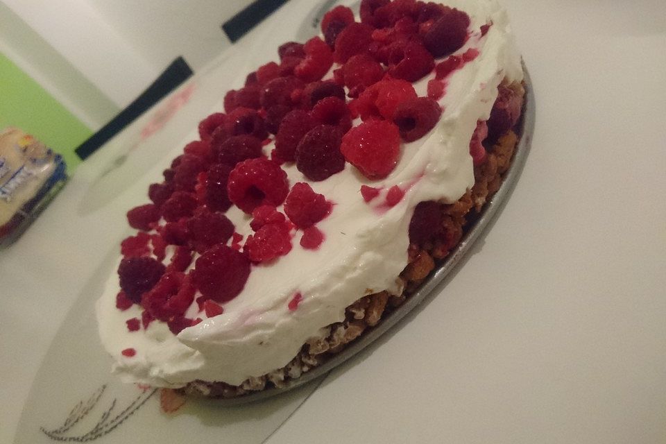 Käsekuchen mit Himbeeren und weißer Schokolade