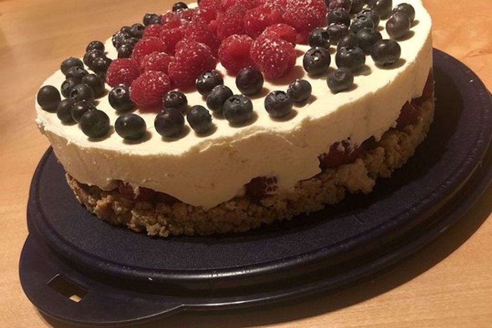 Käsekuchen mit Himbeeren und weißer Schokolade