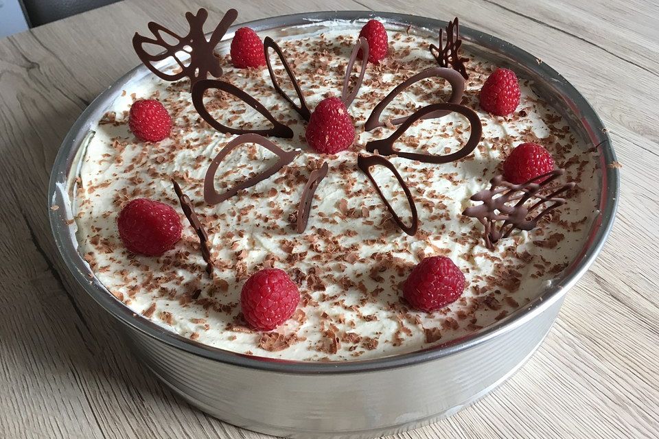 Käsekuchen mit Himbeeren und weißer Schokolade