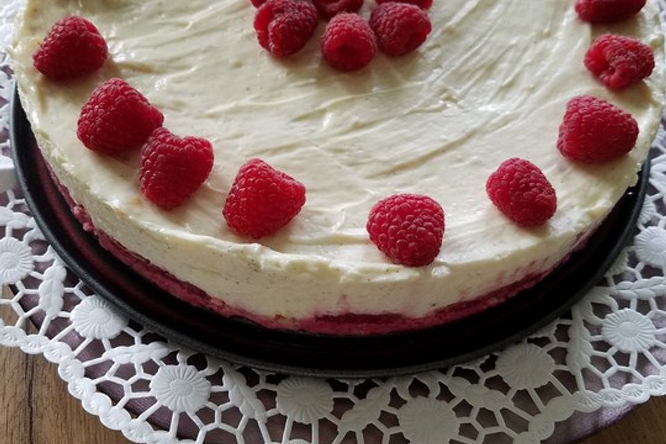 Käsekuchen mit Himbeeren und weißer Schokolade