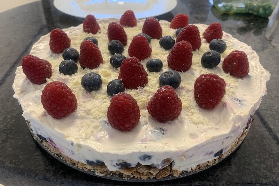 Käsekuchen mit Himbeeren und weißer Schokolade