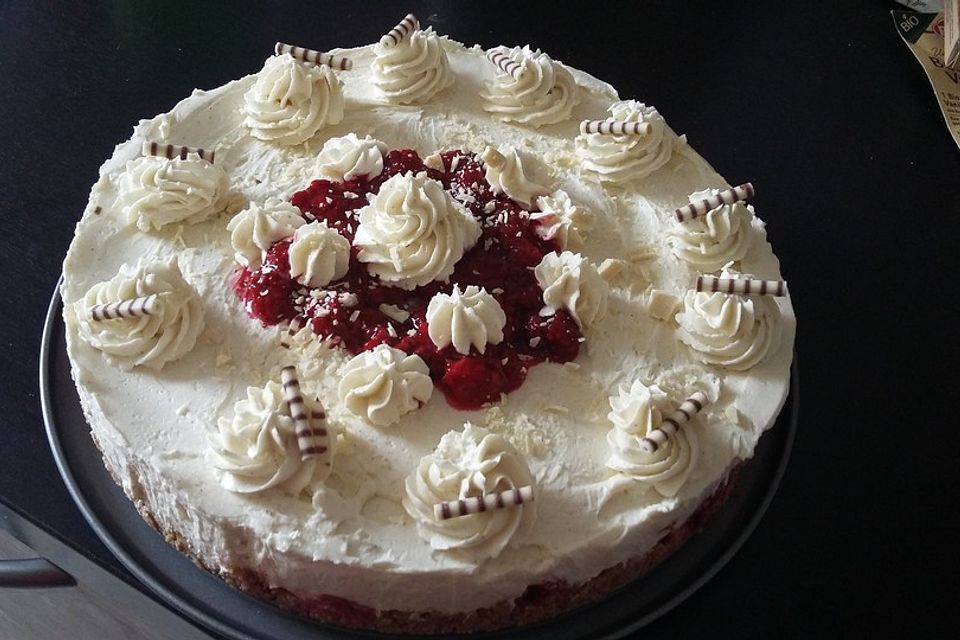 Käsekuchen mit Himbeeren und weißer Schokolade