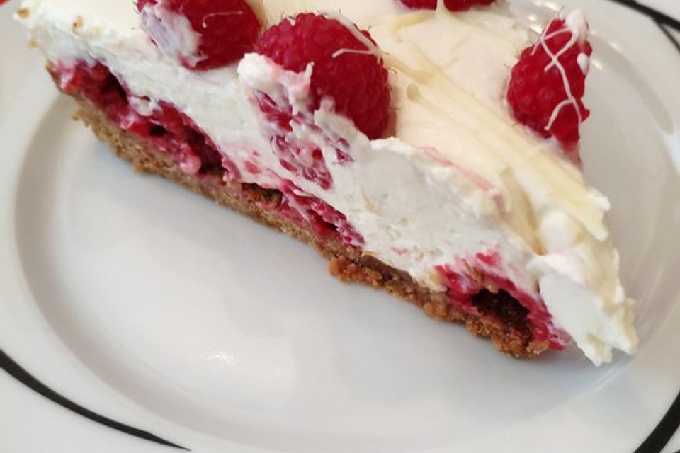 Käsekuchen mit Himbeeren und weißer Schokolade