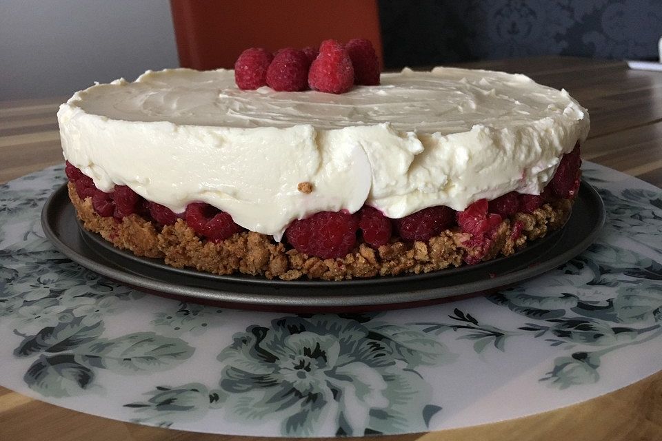 Käsekuchen mit Himbeeren und weißer Schokolade