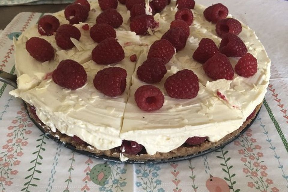 Käsekuchen mit Himbeeren und weißer Schokolade