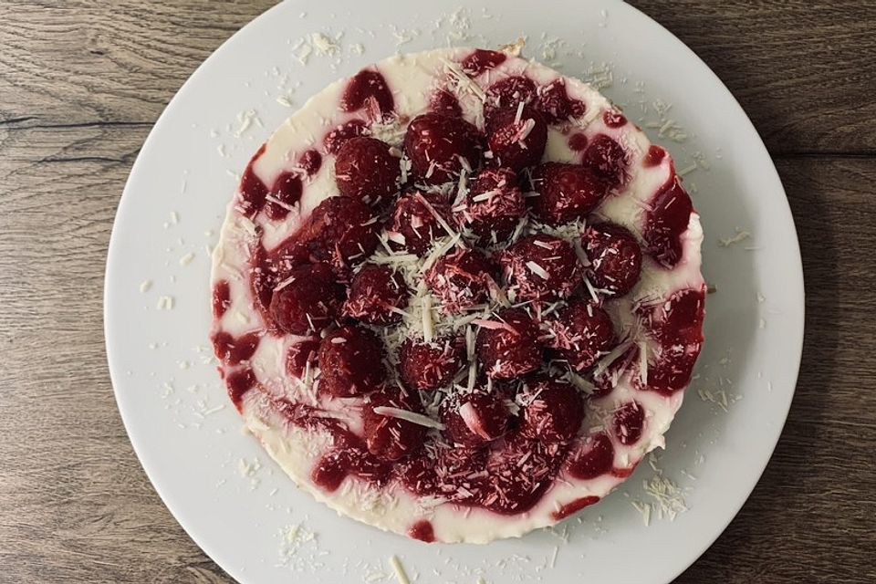 Käsekuchen mit Himbeeren und weißer Schokolade