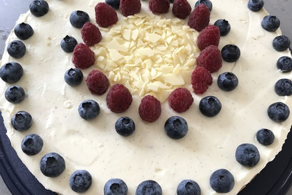 Käsekuchen mit Himbeeren und weißer Schokolade