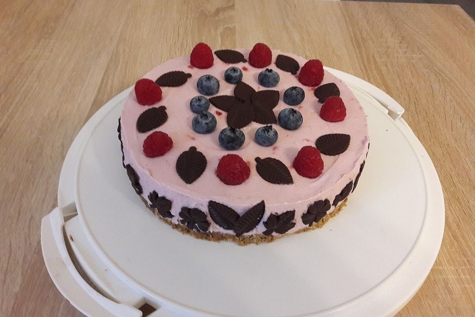 Käsekuchen mit Himbeeren und weißer Schokolade