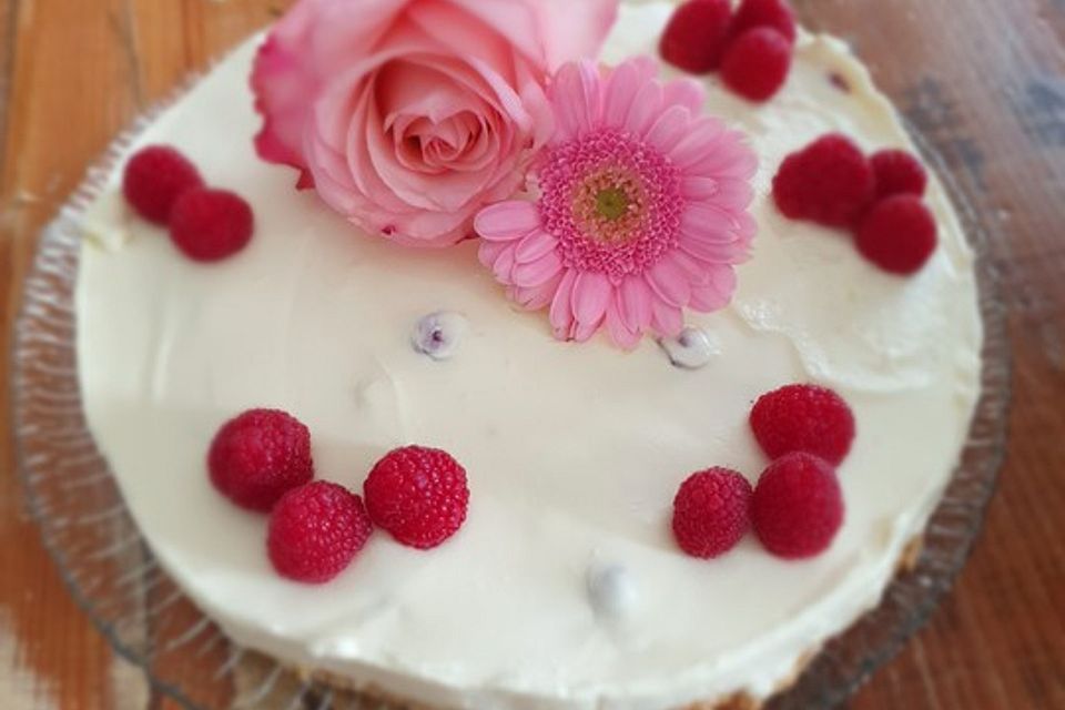 Käsekuchen mit Himbeeren und weißer Schokolade