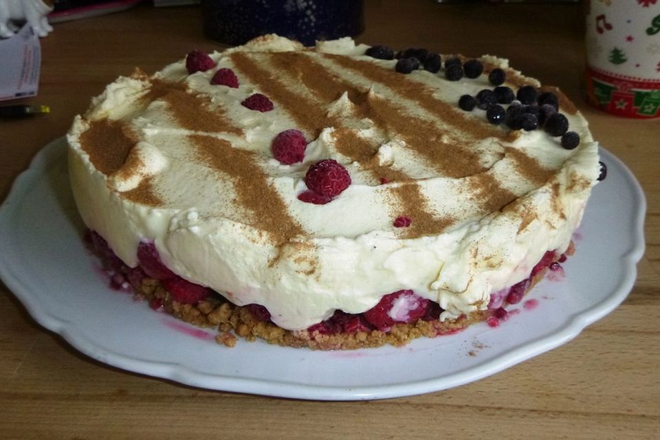 Käsekuchen mit Himbeeren und weißer Schokolade