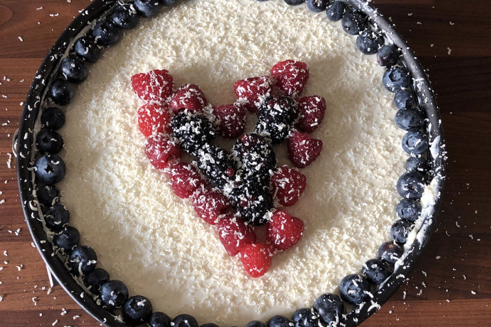 Käsekuchen mit Himbeeren und weißer Schokolade