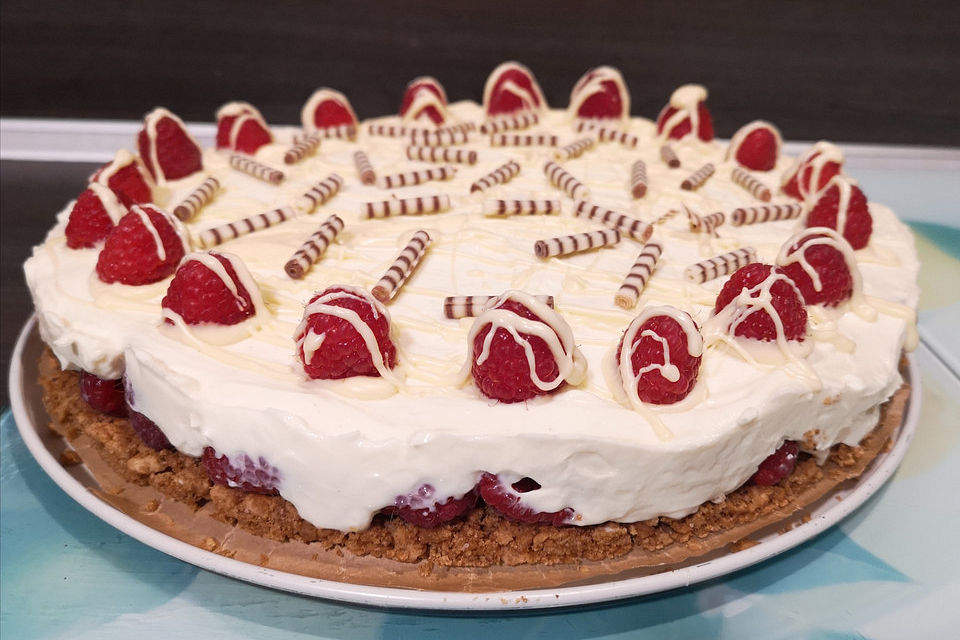 Käsekuchen mit Himbeeren und weißer Schokolade