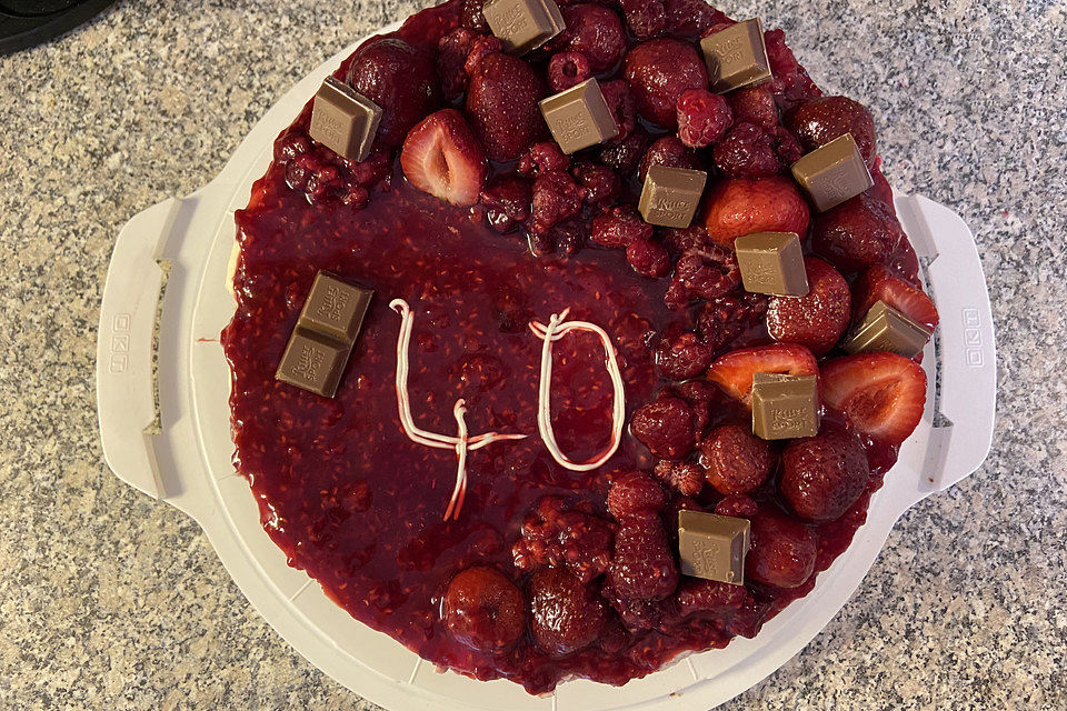 Käsekuchen mit Himbeeren und weißer Schokolade