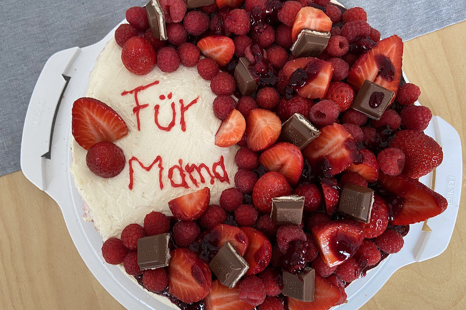 Käsekuchen mit Himbeeren und weißer Schokolade