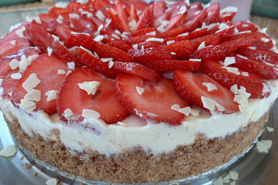 Käsekuchen mit Himbeeren und weißer Schokolade