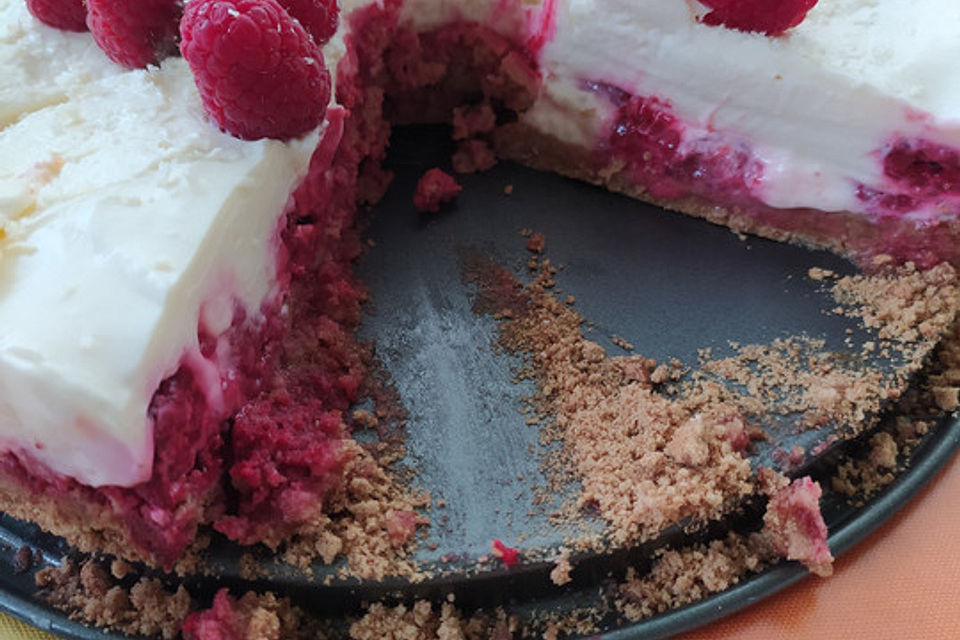 Käsekuchen mit Himbeeren und weißer Schokolade