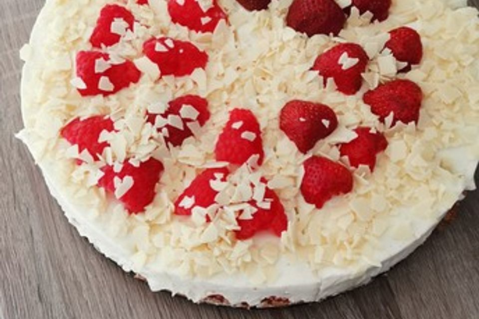 Käsekuchen mit Himbeeren und weißer Schokolade