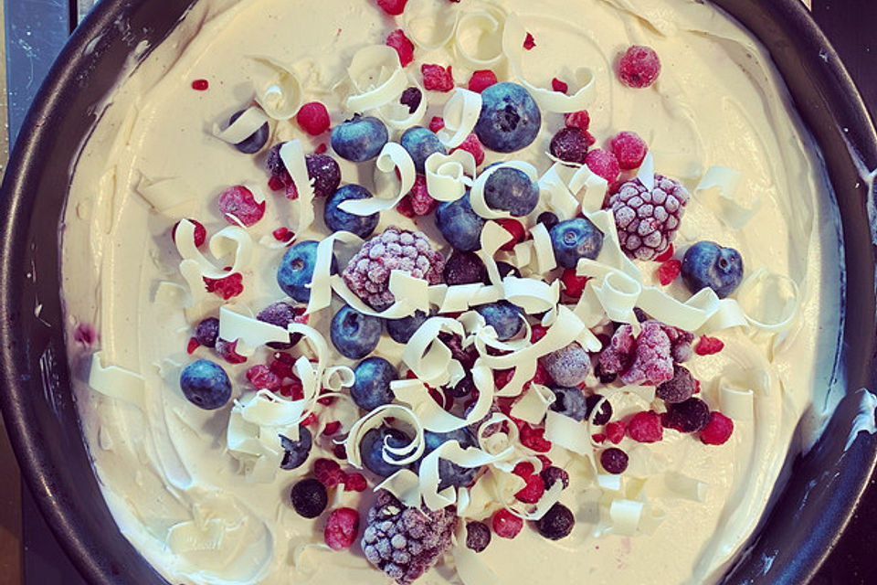 Käsekuchen mit Himbeeren und weißer Schokolade