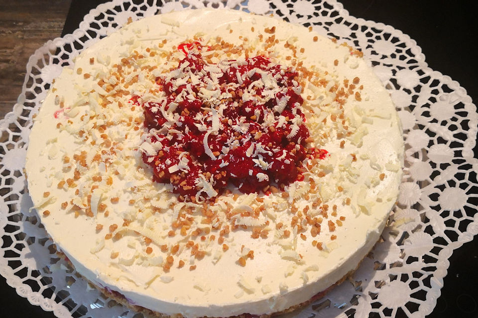 Käsekuchen mit Himbeeren und weißer Schokolade