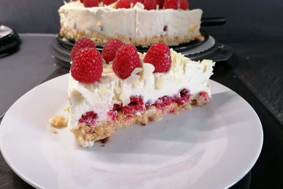 Käsekuchen mit Himbeeren und weißer Schokolade