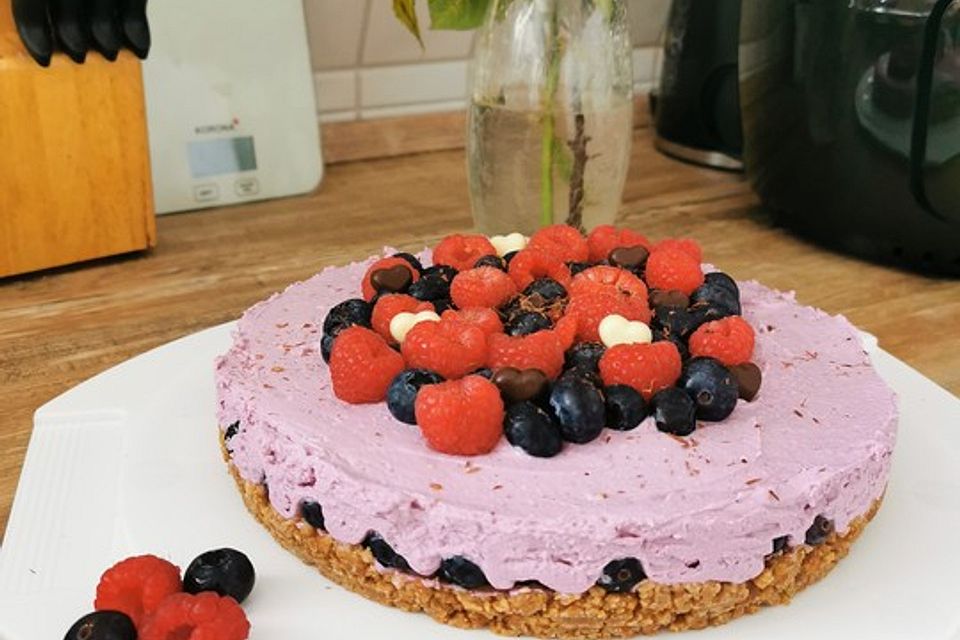 Käsekuchen mit Himbeeren und weißer Schokolade