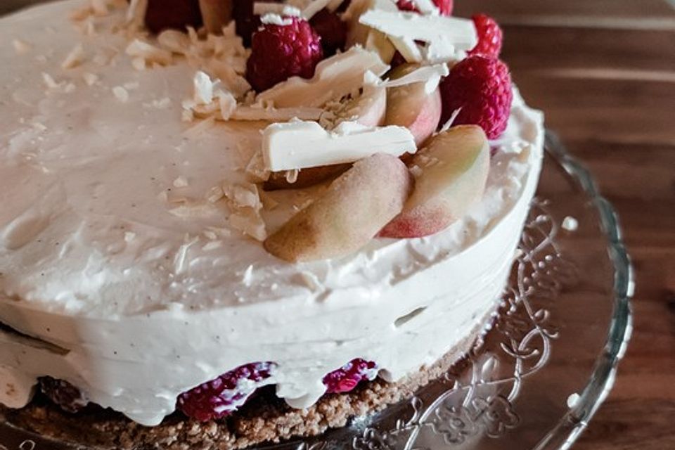 Käsekuchen mit Himbeeren und weißer Schokolade