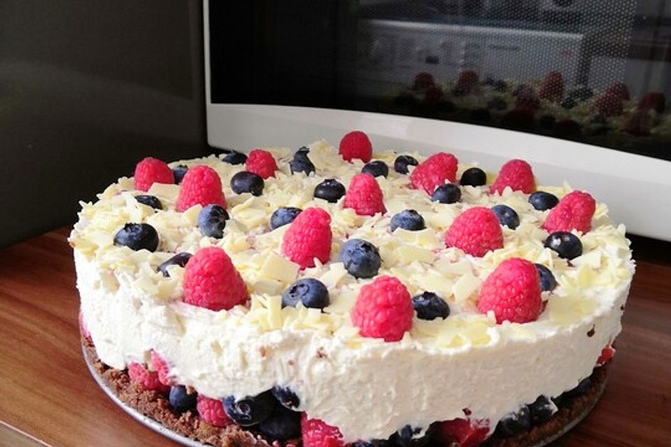 Käsekuchen mit Himbeeren und weißer Schokolade