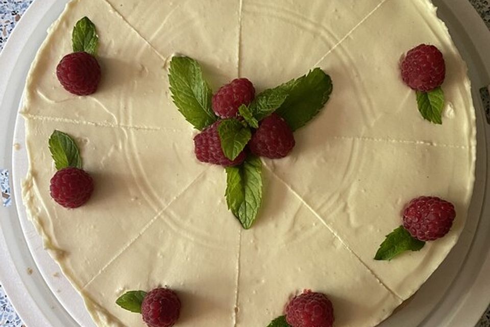 Käsekuchen mit Himbeeren und weißer Schokolade