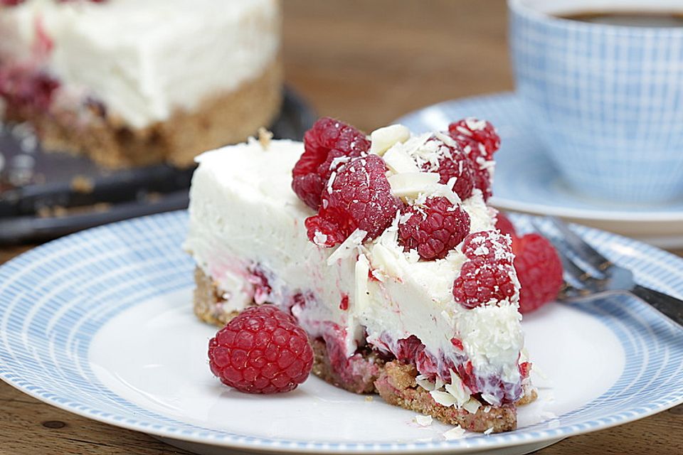 Käsekuchen mit Himbeeren und weißer Schokolade