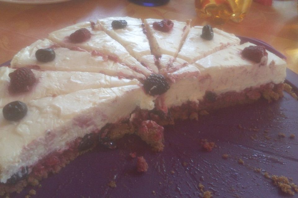 Käsekuchen mit Himbeeren und weißer Schokolade