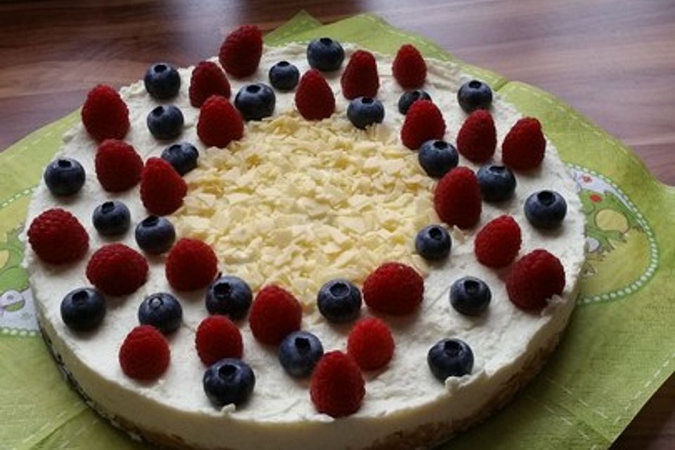 Käsekuchen mit Himbeeren und weißer Schokolade