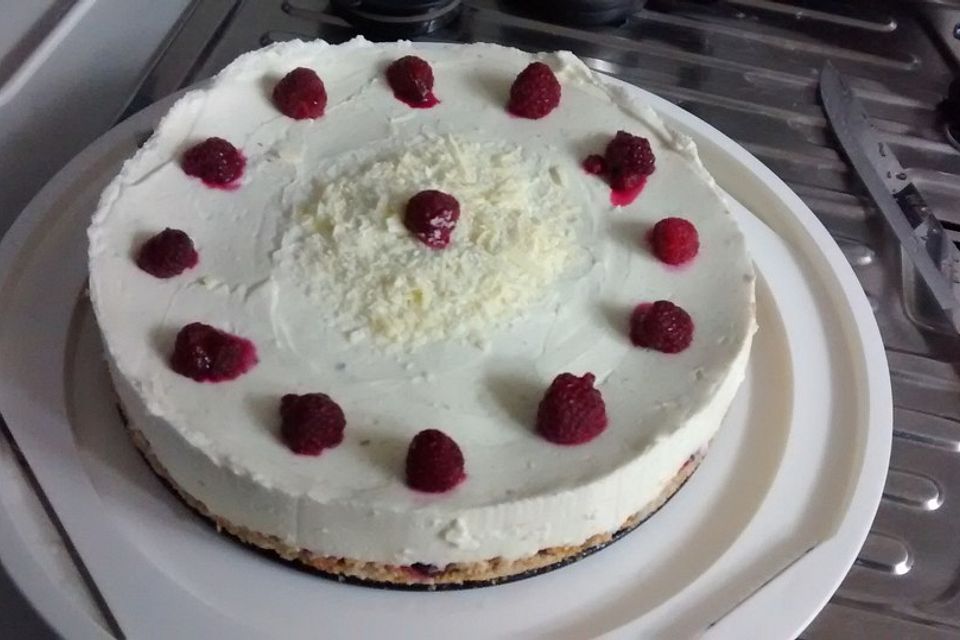 Käsekuchen mit Himbeeren und weißer Schokolade