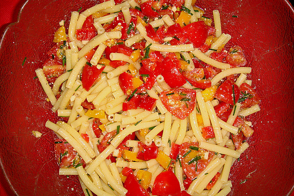 Makkeroni mit Paprikaschoten und Tomaten