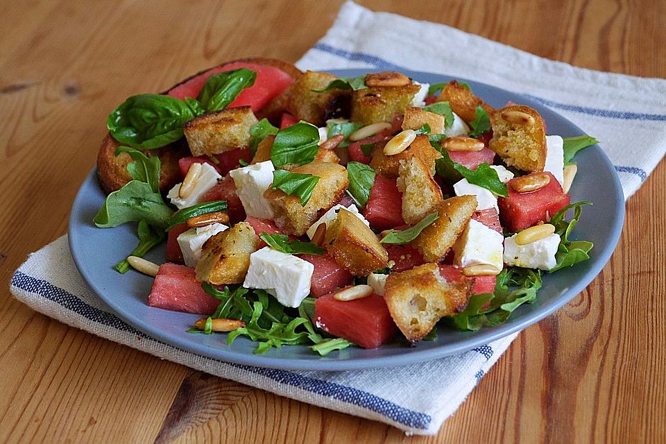 Brotsalat mit Rucola, Wassermelone und Feta