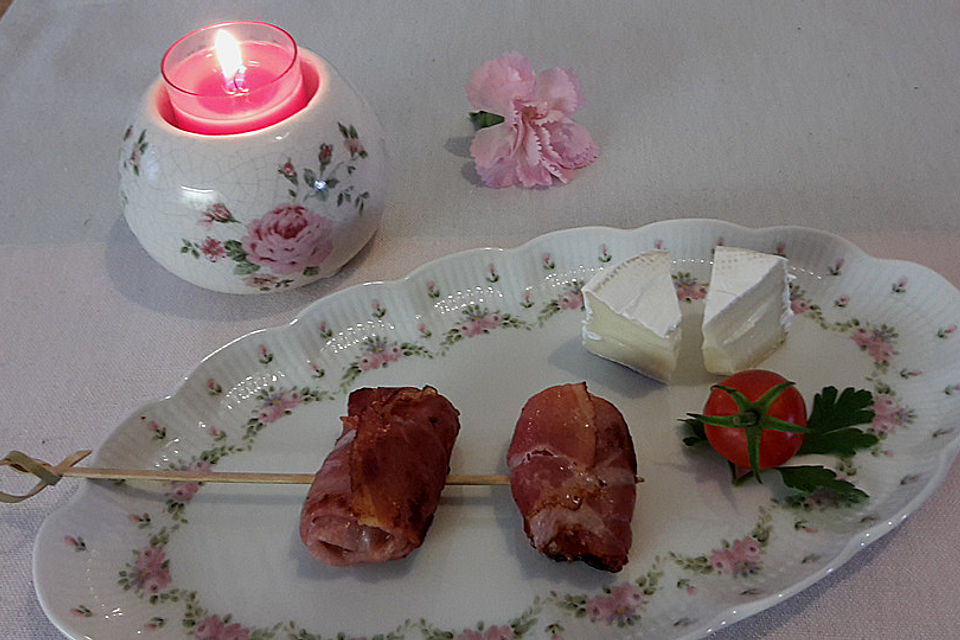 Camembert-Aprikosen im Schwarzwälder Schinken-Mantel