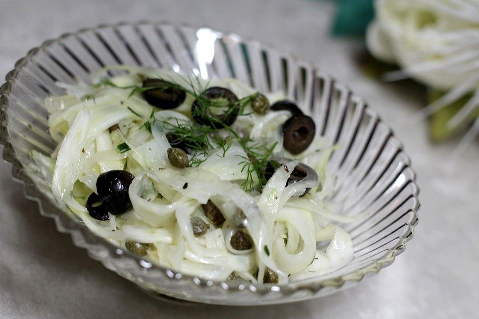 Fenchelsalat mit Oliven und Kapern