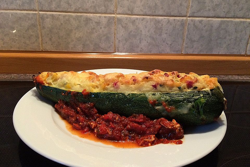 Überbackene Zucchini mit Kartoffelpüreefüllung in Tomatensauce