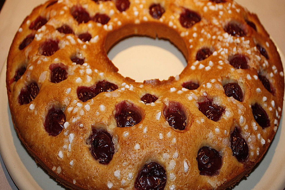 Joghurtkuchen mit Kirschen und Hagelzucker