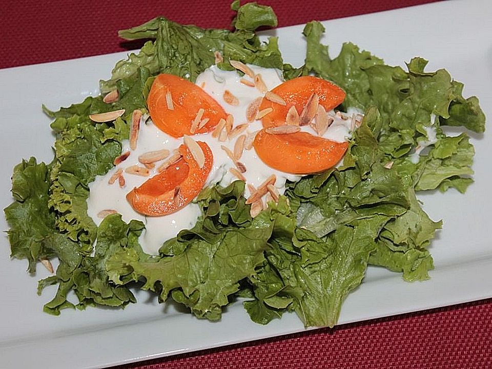 Pflücksalat mit Aprikosen, Mandeln und griechischem Joghurtdressing von ...