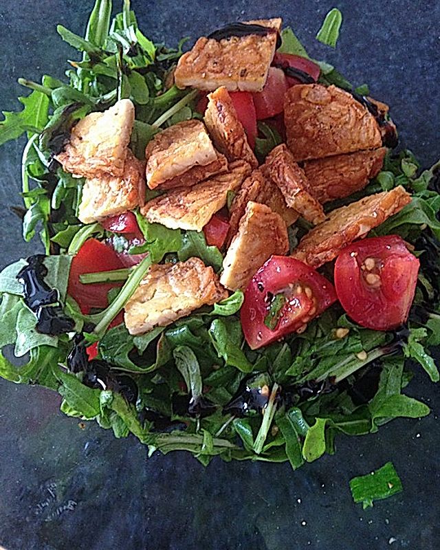 Tomaten-Rucola-Salat mit Tempeh-Topping