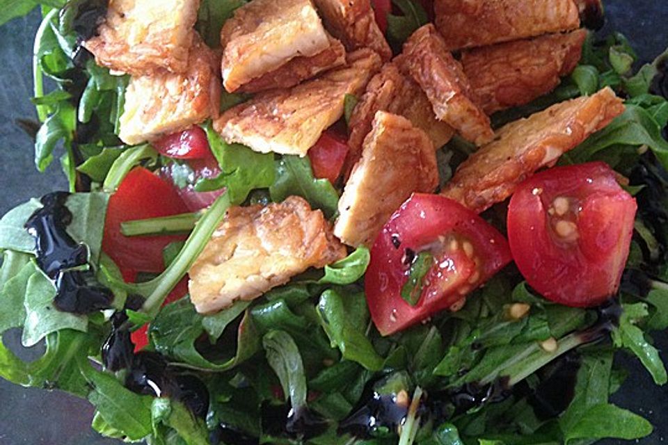 Tomaten-Rucola-Salat mit Tempeh-Topping