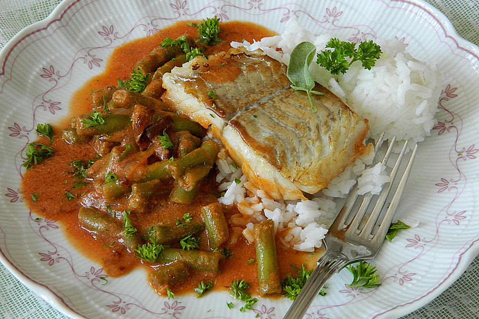 Seelachsfilet in Kokosmilch-Tomaten-Sauce